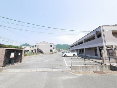 福津市津屋崎７丁目のアパートの駐車場
