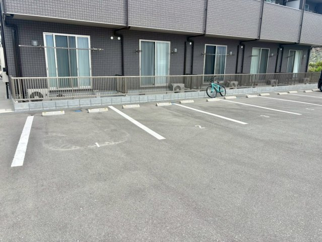 カナロア長田の駐車場