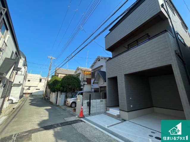 ■豊中市小曽根　第3期　新築一戸建ての前面道路含む現地写真|周辺は閑静な住宅街！前面道路広々で車の出し入れも便利です。駐車が苦手な方でも安心して車庫入れできます！
