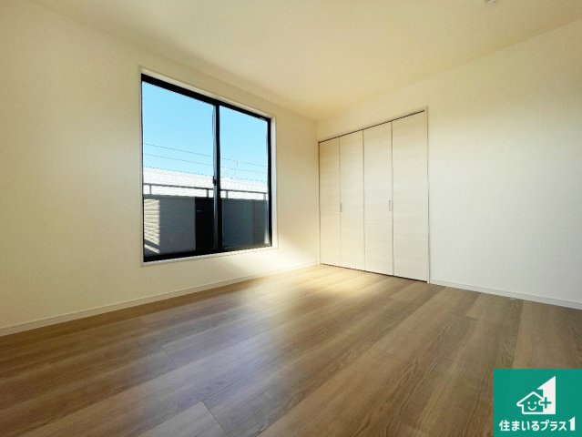 ■豊中市小曽根　第3期　新築一戸建ての洋室|シンプルな洋室は、自分好みのインテリアが楽しめます♪ご家族とインテリアや家具を選びに行くのは入居時の醍醐味の一つです。ぜひお楽しみください♪