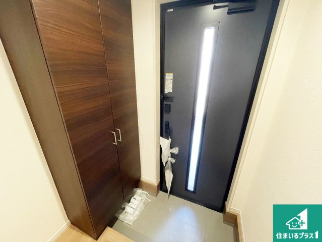 ■豊中市小曽根　第3期　新築一戸建ての玄関|シューズボックスにはたくさんの靴が収納できるので玄関周りはいつもスッキリ！ご家族が増えても安心！