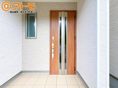 【玄関】 | 駿東郡清水町徳倉2622番　新築一戸建て　A号棟 | 落ち着いた色合いの玄関はダブルロックで防犯性に優れた仕様になっています♪