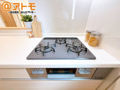 【設備】 | 駿東郡清水町徳倉2622番　新築一戸建て　A号棟 | ３口コンロは使い勝手がよくお料理も楽しくなりそうです♪