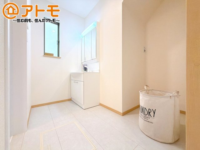 【独立洗面台】 | 駿東郡清水町徳倉2622番　新築一戸建て　A号棟 | 洗面所って朝に混み合いませんか？広々とした脱衣所、３面鏡の独立洗面台で朝の時間を少しお手伝い♪