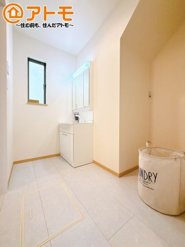 【独立洗面台】 | 駿東郡清水町徳倉2622番　新築一戸建て　A号棟 | 収納豊富な３面鏡の洗面化粧台は使い勝手良好♪