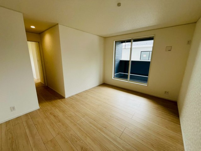 【Cradle Garden】　古河市諸川　第９　全3邸の洋室|〇２号棟　洋室　8.8帖〇
大きなベッドを置いてもゆとりのある広さです（＾＾）
2026年5月撮影