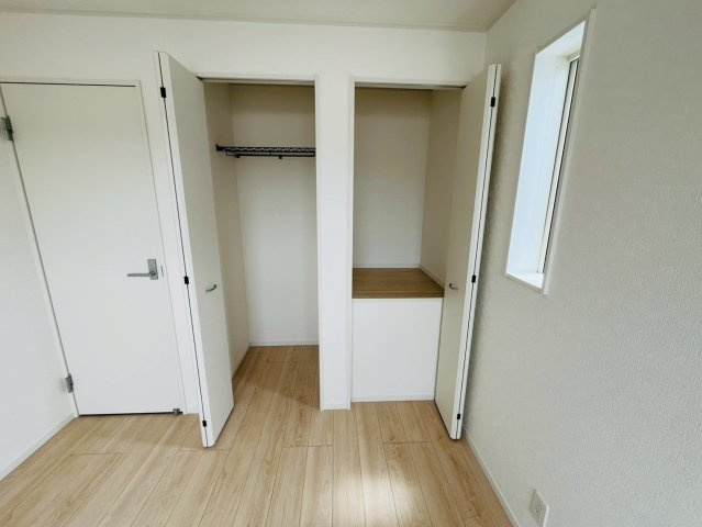 【Cradle Garden】　古河市諸川　第９　全3邸の洋室|〇２号棟　洋室　5.2帖〇
たっぷりの収納スペースで住空間もスッキリ広々♪
2026年5月撮影