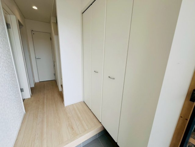 【Cradle Garden】　古河市諸川　第９　全3邸の玄関|〇２号棟　玄関〇
お家の顔にもなる明るい玄関。シューズクロークにご家族分の靴をしまうことができるので、いつでもスッキリ綺麗な玄関を保てます♪
2026年5月撮影