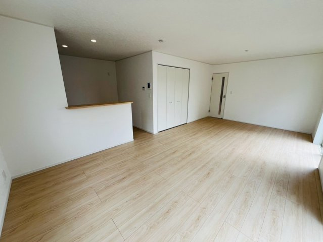 【Cradle Garden】　古河市諸川　第９　全3邸の居間・リビング|〇２号棟　リビング〇
広々19.3帖のリビングです。窓から明るい日差しが差し込みます♪
2026年5月撮影