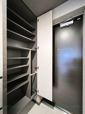 プレサンスロジェ上前津駅前　THE　RESIDENCEの玄関