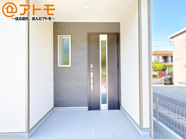 【玄関】 | 駿東郡清水町徳倉2622番　新築一戸建て　B号棟 | 落ち着いた色合いの玄関はダブルロックで防犯性に優れた仕様になっています♪