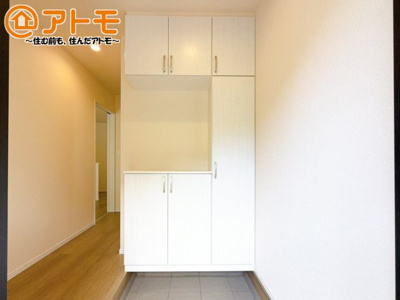 【玄関】 | 駿東郡清水町徳倉2622番　新築一戸建て　B号棟 | シューズボックスの棚は可動のため、背の高いブーツもきちんと収納できます。