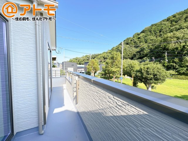 【バルコニー】 | 駿東郡清水町徳倉2622番　新築一戸建て　B号棟 | やっぱり助かる広々バルコニー♪お布団や洗濯物を干せるのはもちろん、広々としたバルコニーで少しでも家事を楽ちんに！