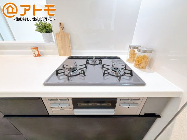 【設備】 | 駿東郡清水町徳倉2622番　新築一戸建て　B号棟 | ３口コンロは使い勝手がよくお料理も楽しくなりそうです♪