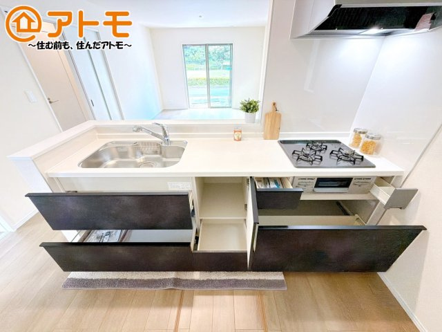 【キッチン】 | 駿東郡清水町徳倉2622番　新築一戸建て　B号棟 | 対面タイプならキッチン内にいながらご家族やお客様との会話が楽しめます♪