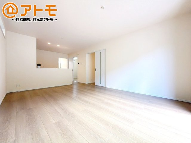 【居間・リビング】 | 駿東郡清水町徳倉2622番　新築一戸建て　B号棟 | 家族団らんのイメージは、リビングを思い浮かべませんか？リビングこそ広々とした空間が良いですね♪