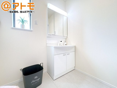 【独立洗面台】 | 駿東郡清水町徳倉2622番　新築一戸建て　B号棟 | 洗面所って朝に混み合いませんか？広々とした脱衣所、３面鏡の独立洗面台で朝の時間を少しお手伝い♪