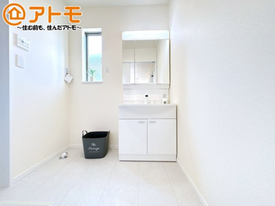 【独立洗面台】 | 駿東郡清水町徳倉2622番　新築一戸建て　B号棟 | 収納豊富な３面鏡の洗面化粧台は使い勝手良好♪