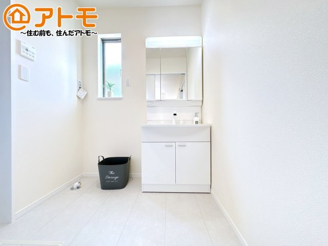 【独立洗面台】 | 駿東郡清水町徳倉2622番　新築一戸建て　B号棟 | 収納豊富な３面鏡の洗面化粧台は使い勝手良好♪