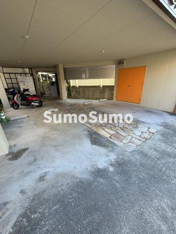 六甲カーサ・デ・ピエドラの駐車場