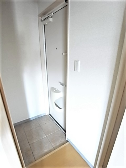 カーサ御影Ⅰの玄関|こちらのリビングで趣味の時間をお楽しみください