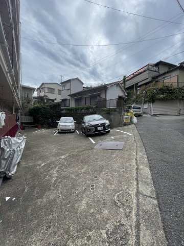 カーサ西山町の駐車場