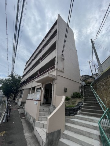 カーサ西山町のエントランス