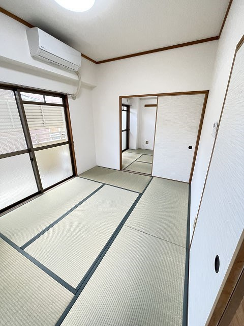 サンパレス21尼崎の寝室|開放的な寝室です