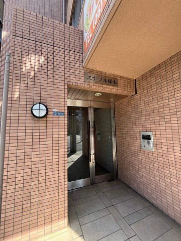 エナブル塚本のエントランス|落ち着いたエントランスです