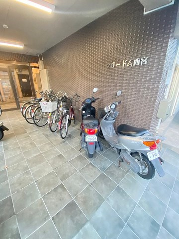 フリードム西宮の駐車場