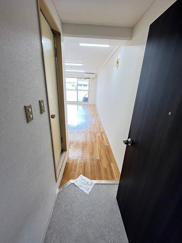 フリードム西宮の玄関