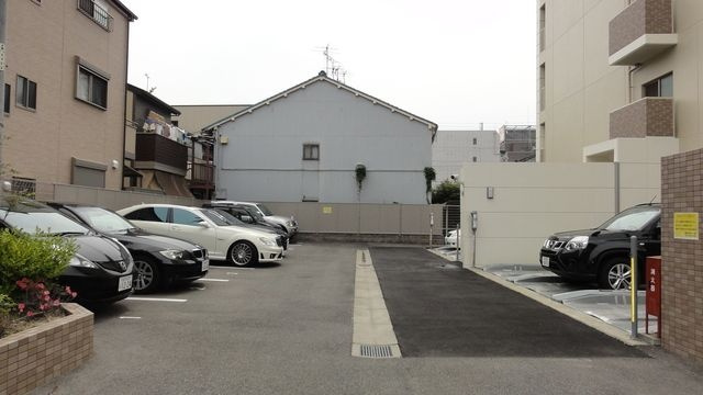 AXIS桜通内山の駐車場