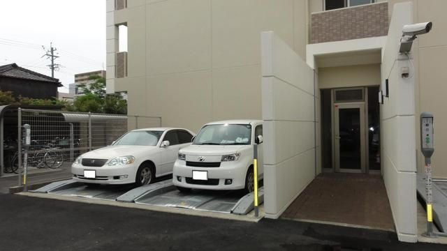 AXIS桜通内山の駐車場