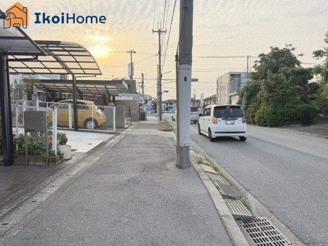 神戸市西区上新地1丁目　中古テラスハウスの前面道路含む現地写真|●年中無休：当日予約可●前面道路は北西側、幅員10.4ｍ、北東側、幅員8.6ｍで、ゆったりしています