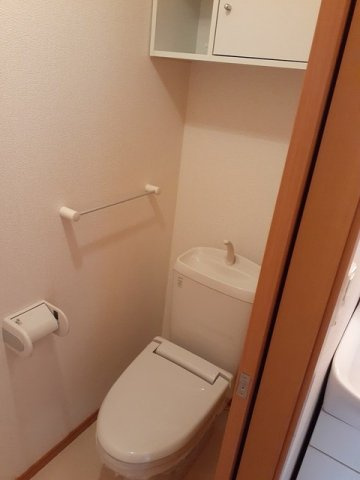 落ち着いた色調のトイレです