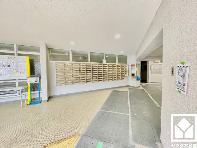 下の森住宅のエントランス|共用部には日常の郵便物受け取りに便利な集合ポストが備わっています。住まいの利便性を支える設備のひとつです。