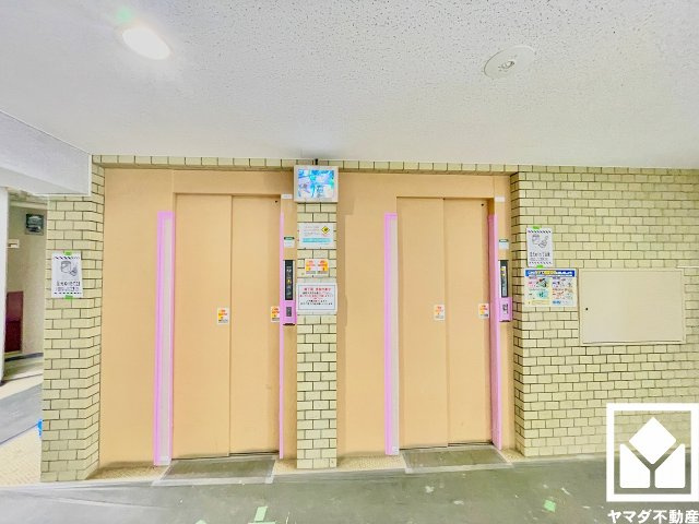 下の森住宅のその他共用部分|複数基のエレベーターを設置。ゆとりある共用設計で、快適な住まいへのアクセスをスムーズに。スキップフロア型で停止階は1・3・5・7階となっており、それ以外の階へは最寄りの停止階からの階段移動となります。