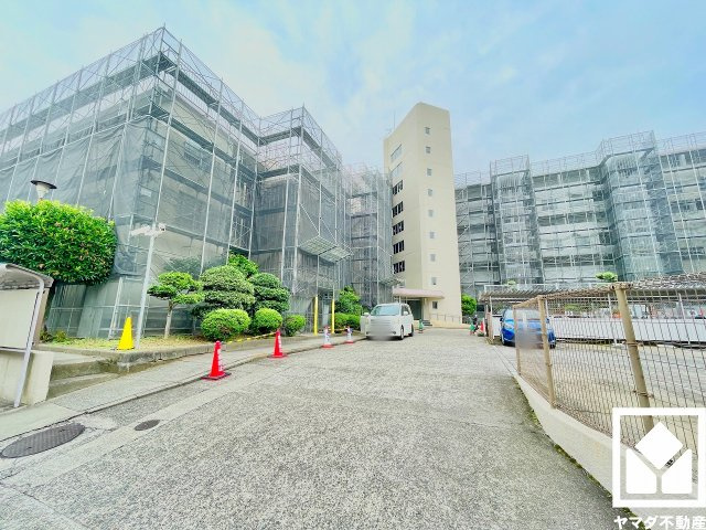 下の森住宅の外観|自由に走り回れる広場を中心に、幅広のすべり台や幼児用遊具も揃う「園河原公園」まで徒歩5分（約350m）。幅広い年齢層の子供がアクティブに遊べる環境が整っているため、子育て世帯の方にもお勧めです。