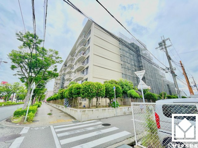 下の森住宅の周辺|敷地南側は街路樹が美しく立ち並ぶ山手幹線に面しており、落ち着いた雰囲気の中でゆとりある毎日をお過ごしいただけます。自然を身近に感じながら暮らせる環境です。