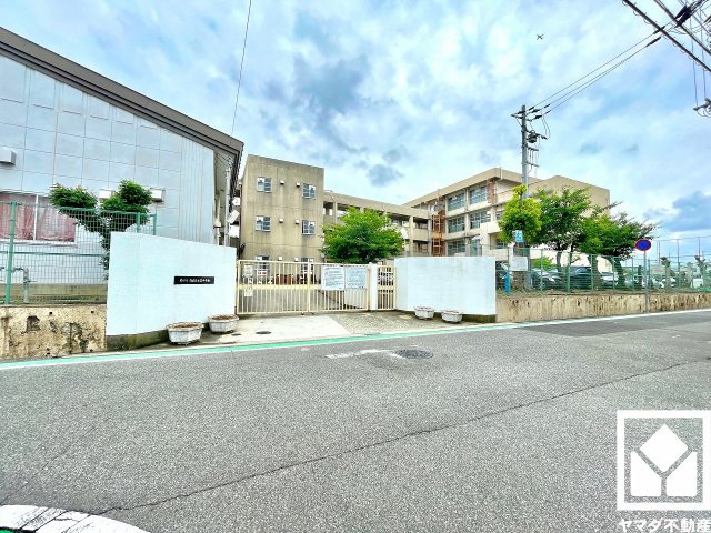 下の森住宅のその他|リビング壁面にも大きな収納スペースがあり、住空間を広々お使いいただけます。日用品のストックなどもすっきり片付きます。