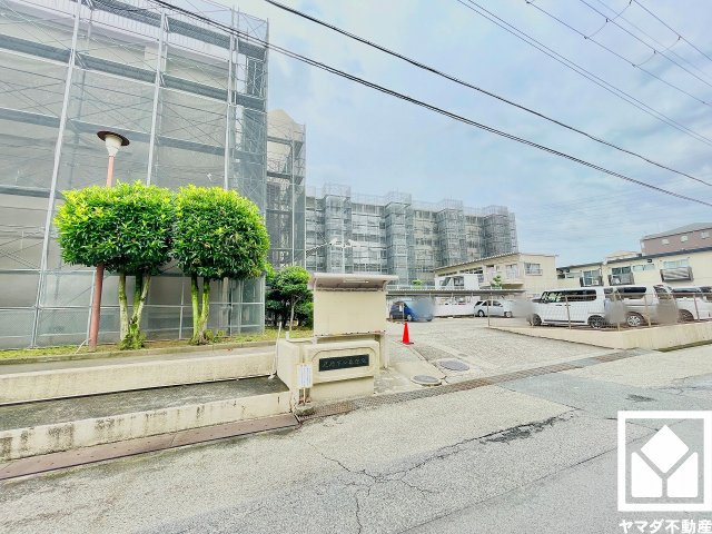 下の森住宅の周辺|最寄りの阪急神戸本線「武庫之荘」駅やJR東海道本線「立花」駅までは、いずれも傾斜が少ないほぼ平担な道のりで、自転車やベビーカーでの移動も楽ちんです。