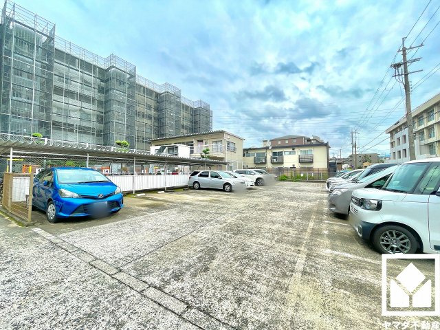 下の森住宅の駐車場|敷地内に駐車場を設置。重い荷物や雨の日の移動もスムーズで、快適なカーライフを実現。空き状況等の詳細は弊社スタッフまでお気軽にお問い合わせください。