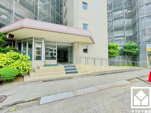 下の森住宅|広々とした明るいエントランス。定期的な清掃・管理体制が整っており、帰宅時や来客時にも気持ちの良い空間です。