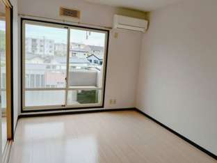 コンパクトで使いやすい洋室です