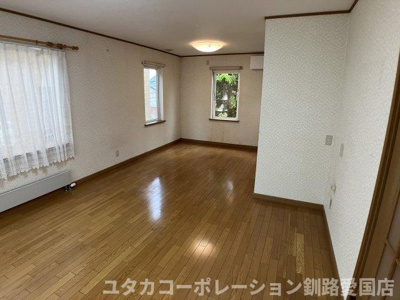 【居間・リビング】 | 【商談中】貝塚2丁目23-33売家 | リビング12帖以上と広めです！奥には約3.8帖のキッチンが…☆