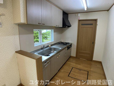 【キッチン】 | 【商談中】貝塚2丁目23-33売家 | システムキッチン！ガスコンロは3口あります♪