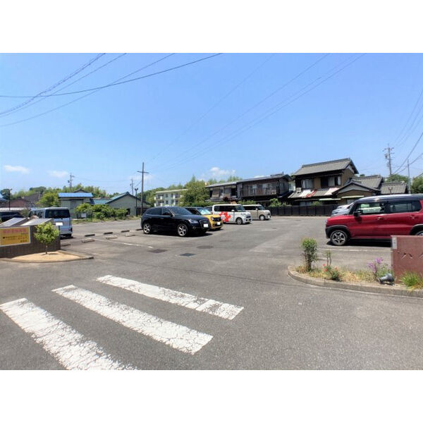 ハイヒルズクマノの駐車場