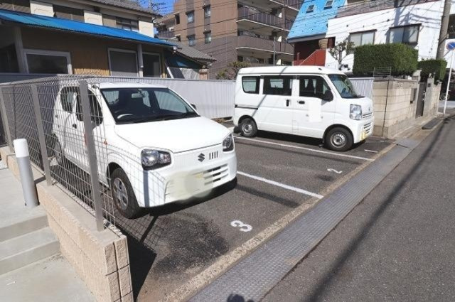 ブランヴェニールの駐車場