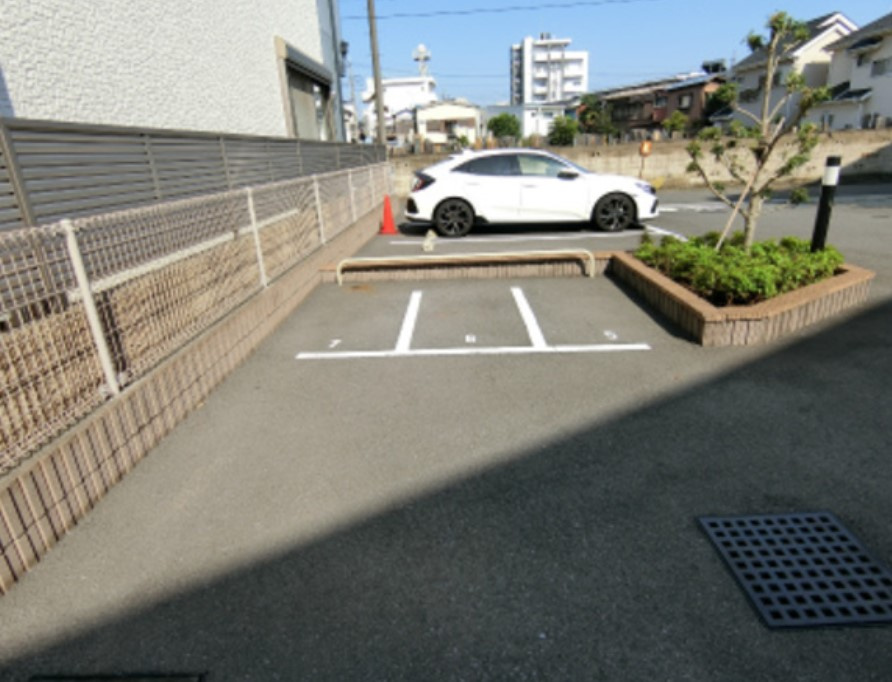 リブリ・サクラの駐車場