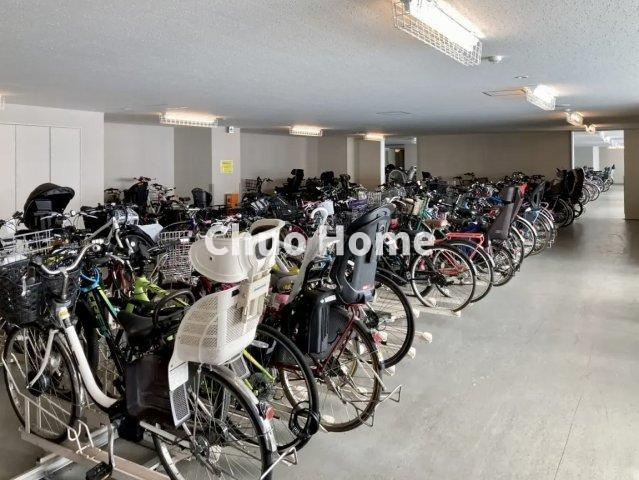 パークタワー東雲の駐輪場|【自転車置き場】最新の空き状況や費用などの詳細は担当スタッフまでお問い合わせください。